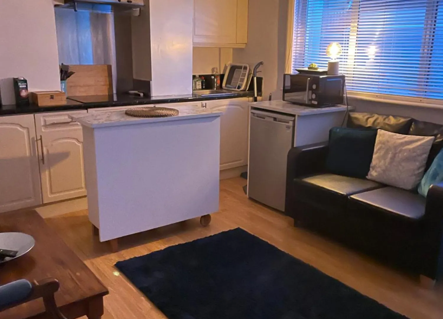London Zone 2, Private, Cosy Accommodation Near Canary Wharf Apartment