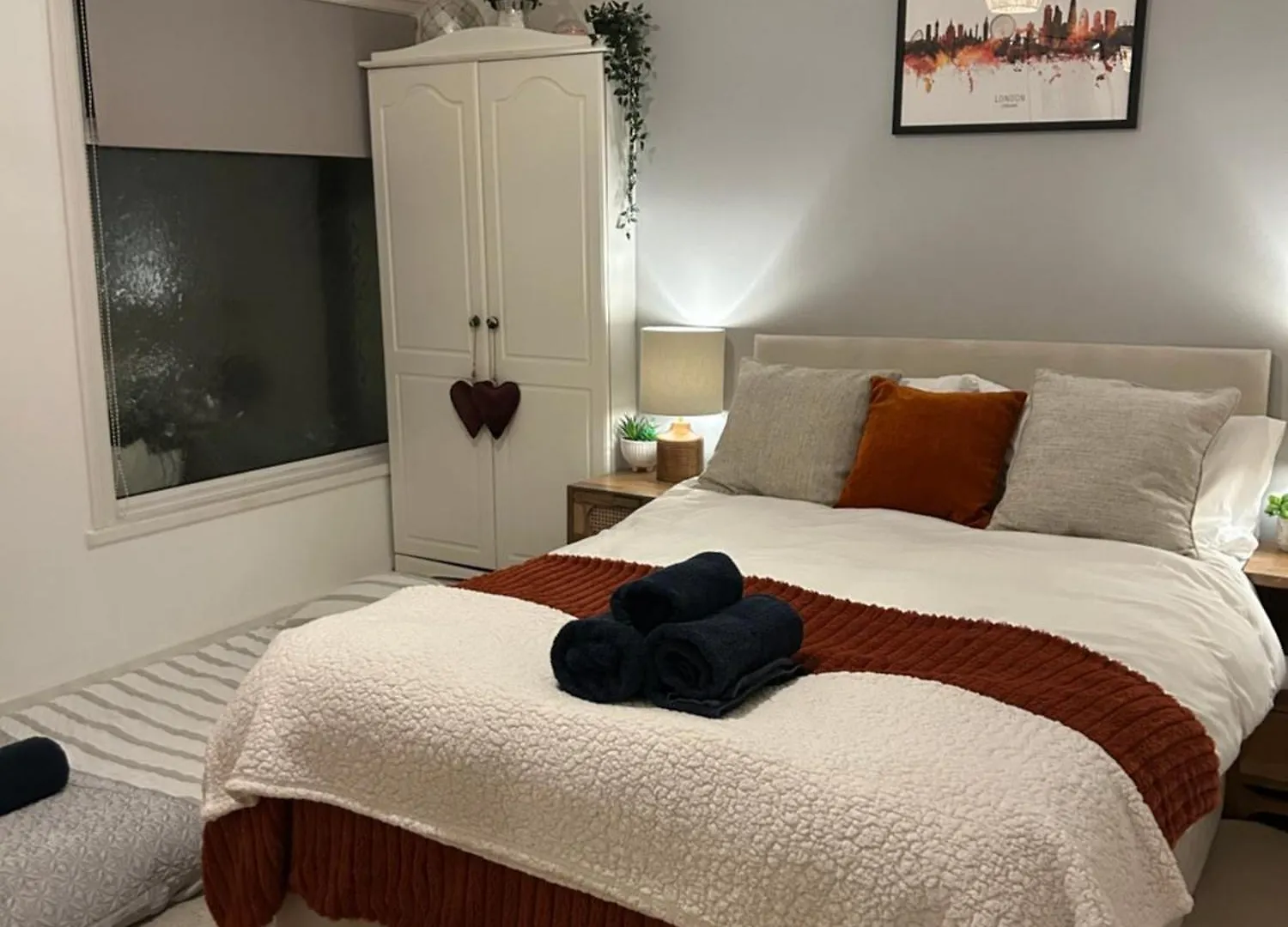 London Zone 2, Private, Cosy Accommodation Near Canary Wharf contacts